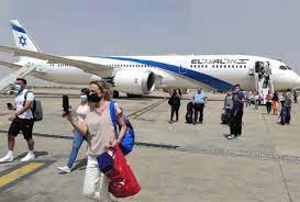 لحظة استقبال عائلة ضحى العريبي لمكس في مطار تونس
