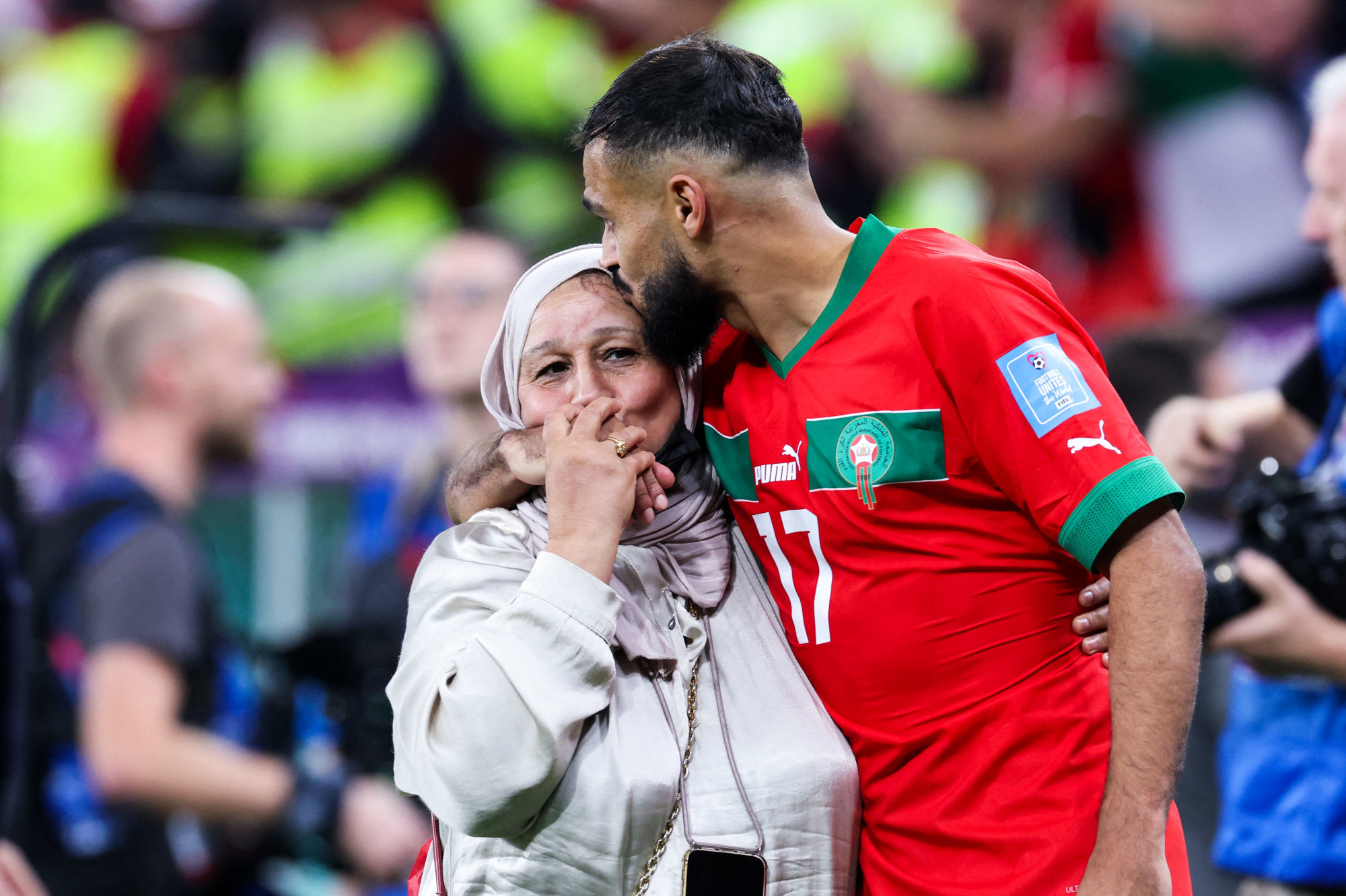 حقيقة وفاة والدة سفيان بوفال اللاعب المغربي